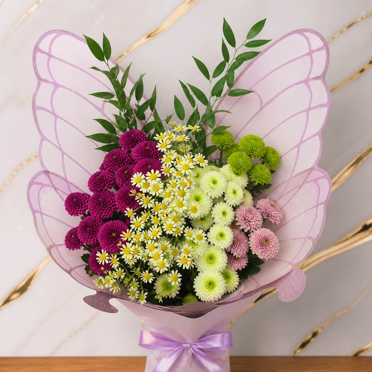 Bunter Blumenstrauß in Schmetterlingsform mit verschiedenen Blüten
