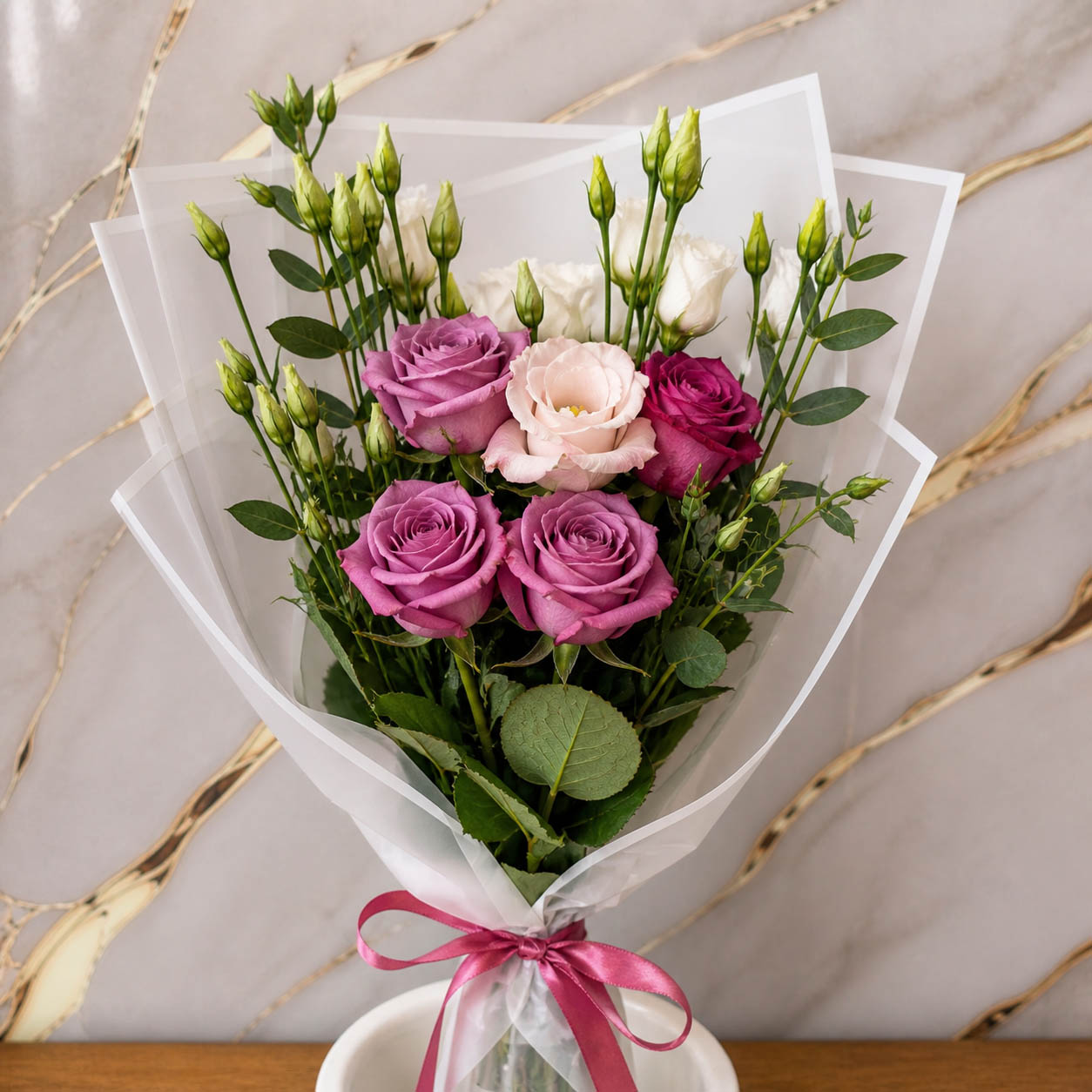 Moderner Blumenstrauß in Rosé und Creme mit Eukalyptus