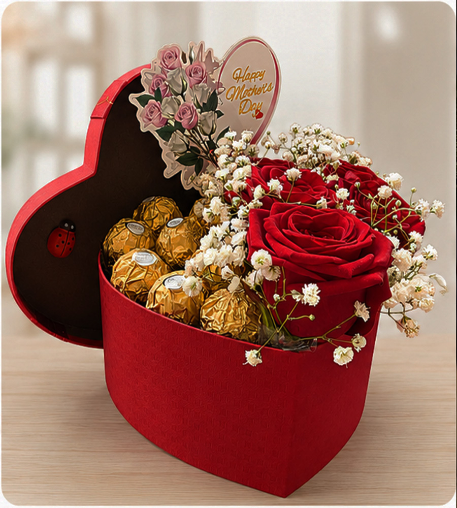 Herzförmige Geschenkbox mit roten Rosen, Ferrero Pralinen und liebevollen Details
