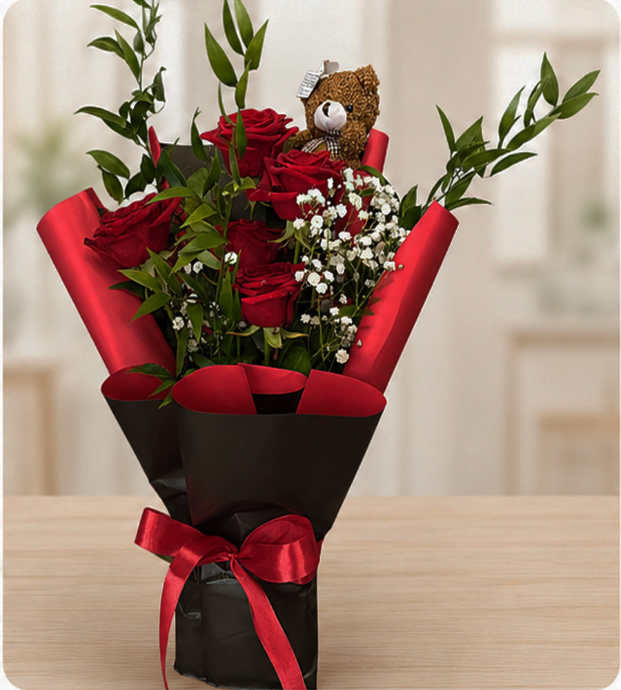 Romantischer Rosenstrauß mit Teddy und roten Rosen als liebevolle Geschenkidee